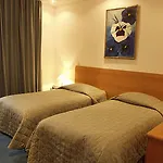 Queen Mary 招待所 3*